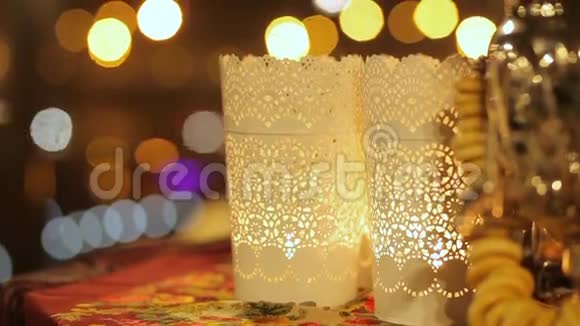 家居装饰桌上的蜡烛灯视频的预览图