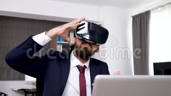 带虚拟现实耳机的胡子男视频的预览图