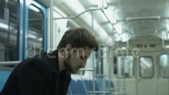 孤独的人坐在地铁车厢里视频的预览图