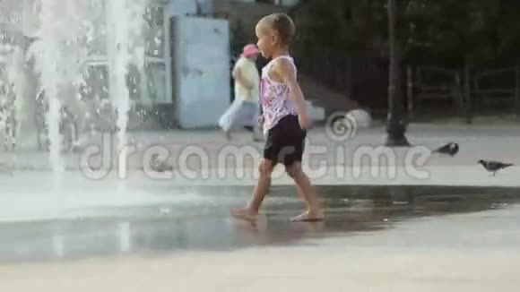 可爱的女婴跑过喷泉笑了视频的预览图