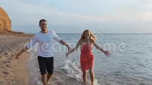 一个无忧无虑的小女孩沿着海滩跑去视频的预览图