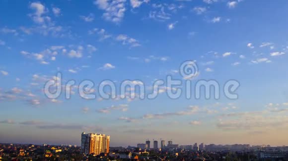 清晨的天空城市上空有白色的纺锤云视频的预览图