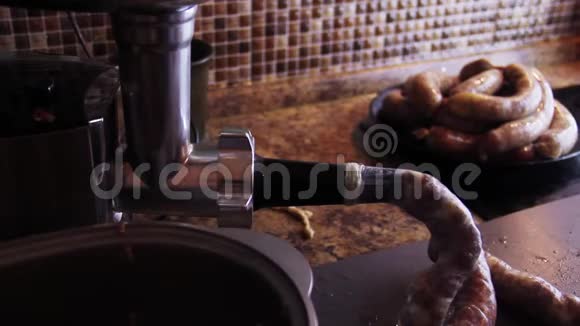 如何用绞肉机制作香肠链接女士使用厨房辅助电动绞肉机切托减肥香肠视频的预览图