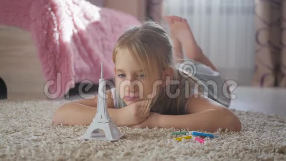 在儿童房梦想度假的小女孩孩子们梦想着去巴黎旅行假期和旅游理念视频的预览图