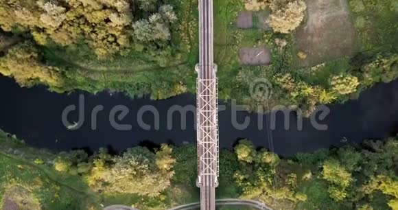 穿过河流的铁路河上方的铁路桥从河上的一座铁路桥上鸟瞰视频的预览图