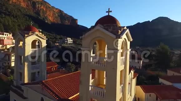 太阳升起时的希腊大教堂视频的预览图