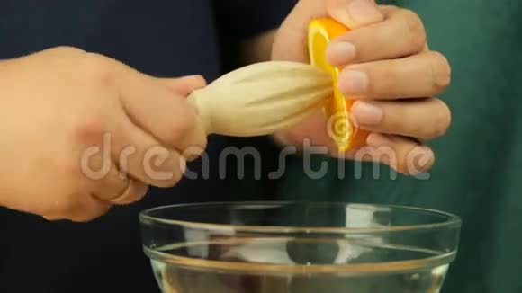 新鲜的柑橘类水果健康饮食观念的视频片段一个人用木棍把橙汁挤到碗里视频的预览图