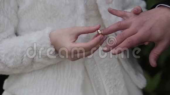 很漂亮的新婚夫妇互相戴上戒指视频的预览图
