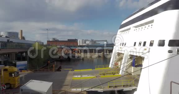 卡车进入一艘船的货舱视频的预览图