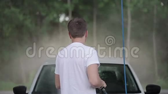 穿白色t恤白色车洗的人慢动作视频的预览图