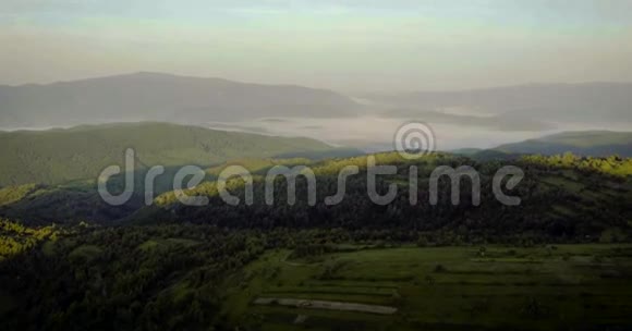 在山里黎明早上飞过喀尔巴阡山脉视频的预览图
