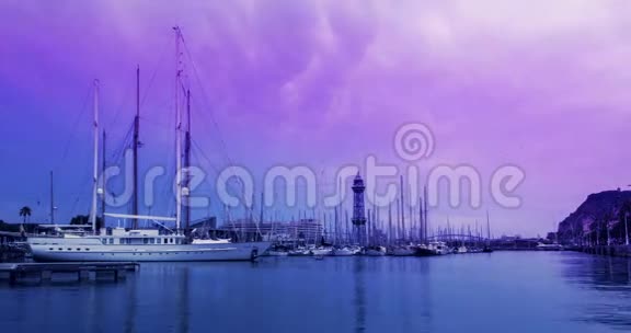 日出游艇码头游艇港口上空粉红色天空的云时光视频的预览图