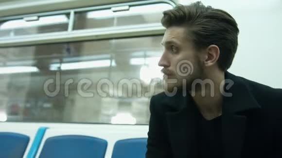 孤独的人坐在地铁车厢里视频的预览图