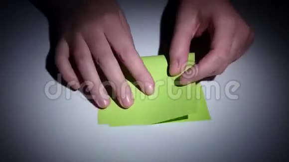 绿纸折纸青蛙时光流逝特写视频的预览图