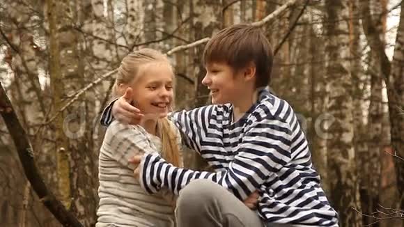 可爱的女孩和男孩在桦树林视频的预览图