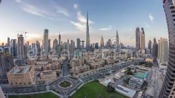 迪拜市中心的天际线一天到一夜之间从迪拜的顶部可以看到哈利法塔和其他塔的全景视频的预览图