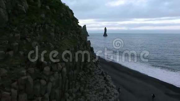在海边的雷尼斯法哈拉海滩上的岩石安德列夫视频的预览图
