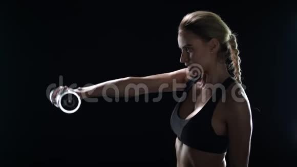 运动女性举重哑铃健身女子健身房培训视频的预览图
