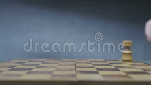 游戏前两名玩家先玩棋子视频的预览图