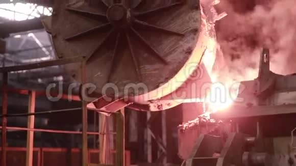 冶金工程铸造厂熔融金属生产视频的预览图