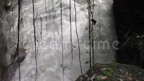 河水在晚上流过石架上有小裂缝视频的预览图