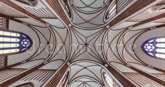 室内视野的旋转和扭转和展望天主教教堂穹顶视频的预览图