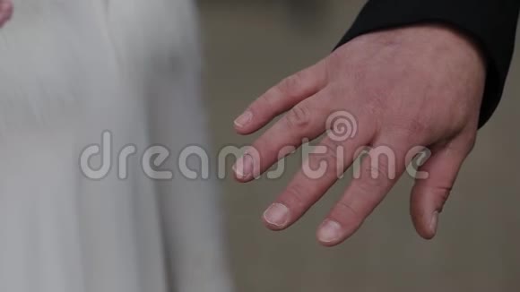 很漂亮的新婚夫妇互相戴上戒指视频的预览图