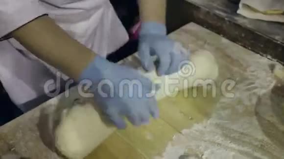 在厨房做面团厨师手揉面团手形成生面团视频的预览图