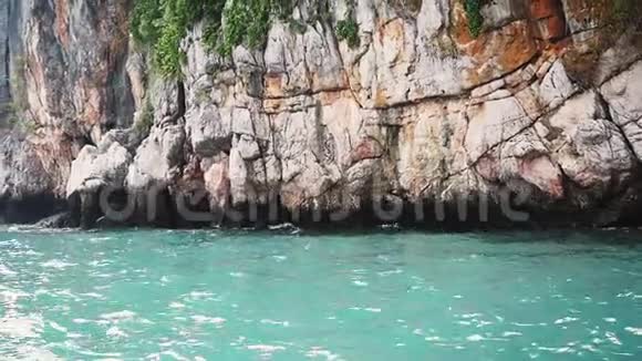 海中的高岩石慢动作1920x1080视频的预览图