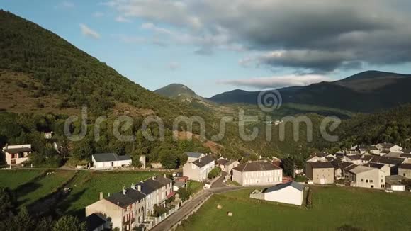 法国比利牛斯的法国山村鸟瞰图视频的预览图