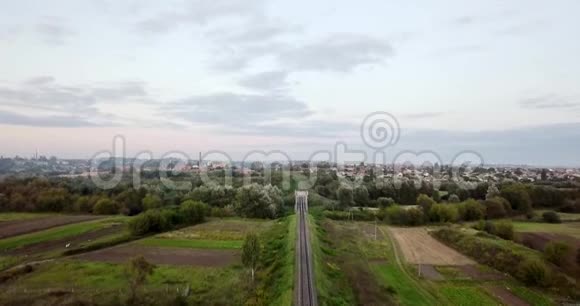 穿过河流的铁路河上方的铁路桥从河上的一座铁路桥上鸟瞰视频的预览图