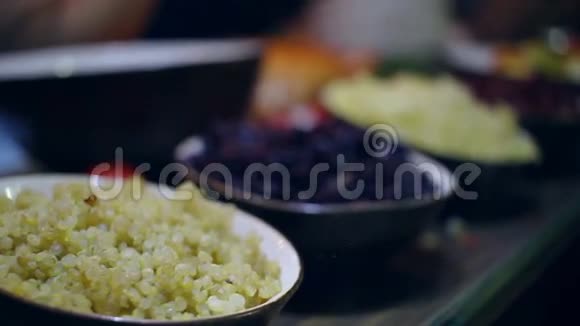 保加利亚菜亚洲饮食健康的素食熟牛肉餐视频的预览图