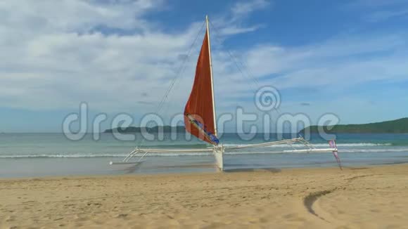 传统的菲律宾邦卡船停泊在华丽的热带海滩旅行概念菲律宾巴拉望岛视频的预览图