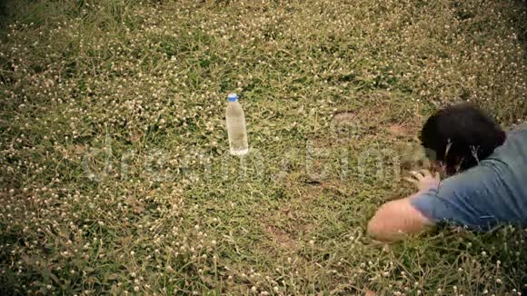 一个亚洲泰国人在荒原上挣扎着喝水在HD中窒息而死视频的预览图