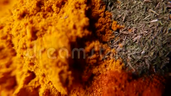 辣椒和香料的堆头旋转4UHDK视频的预览图