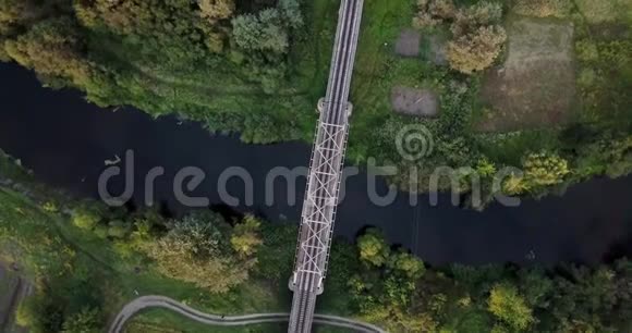 穿过河流的铁路河上方的铁路桥从河上的一座铁路桥上鸟瞰视频的预览图