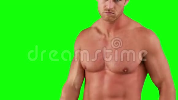 愤怒的肌肉拳手摆姿势拍照视频的预览图