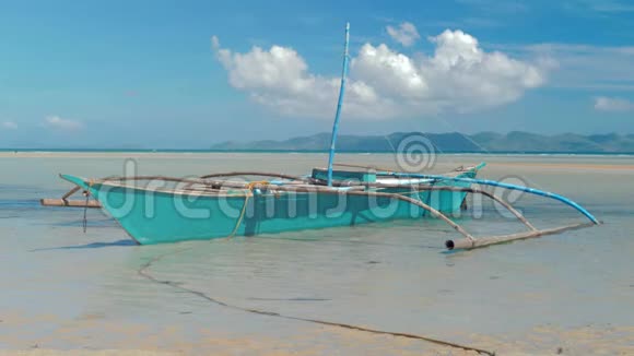 传统的菲律宾邦卡船停泊在华丽的热带海滩旅行概念菲律宾巴拉望岛视频的预览图