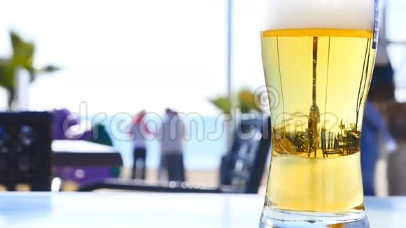 室外桌子上放一杯淡啤酒视频的预览图