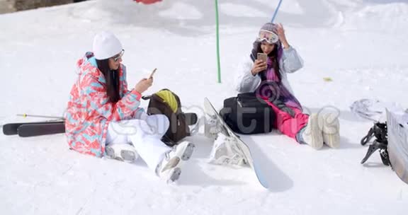 年轻的女性朋友用雪板放松视频的预览图
