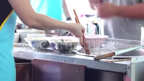 泰国曼谷面条店厨师烹饪面条视频的预览图
