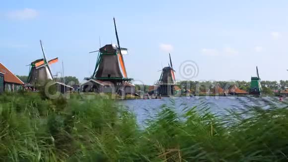 传统的荷兰风车在ZaanseSchans荷兰阿姆斯特丹附近的旅游村有风车和视频的预览图