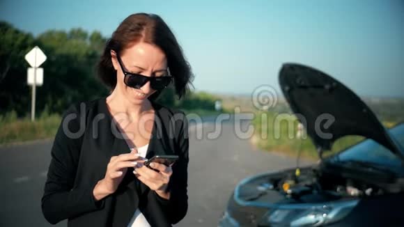 路上的破车附近的女孩在打手机视频的预览图