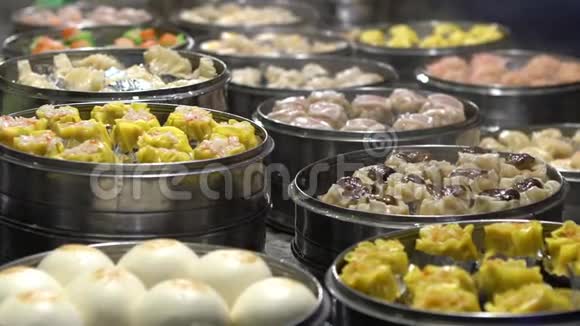 慢动作小贩在亚洲街食市卖饺子及少麦视频的预览图