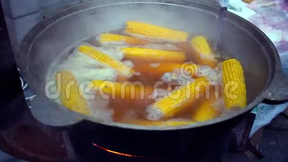 玉米在锅里煮街头美食在开水中煮甜玉米视频的预览图