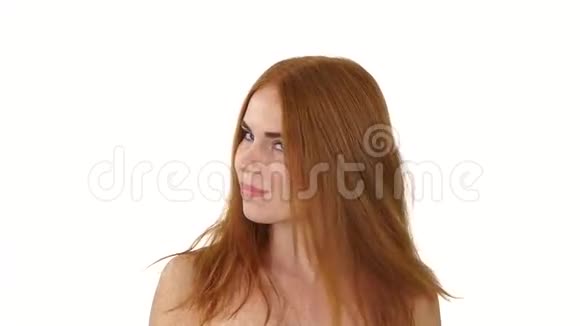 美丽的红头发女孩梳头慢慢慢慢视频的预览图