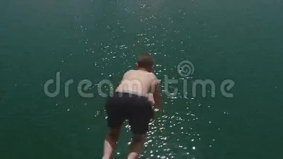 一个人从悬崖上跳下来先跳进水里夏日欢乐生活视频的预览图
