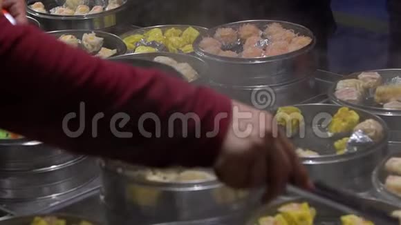 慢动作小贩在亚洲街食市卖饺子及少麦视频的预览图