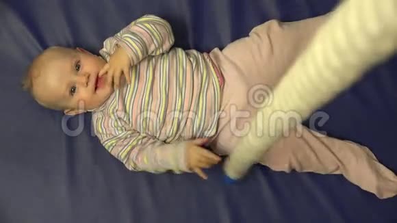 11个月的婴儿运动时间活动4K超高清超高清视频的预览图