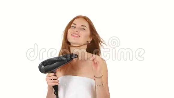 红头发的女人在浴室里吹头发视频的预览图